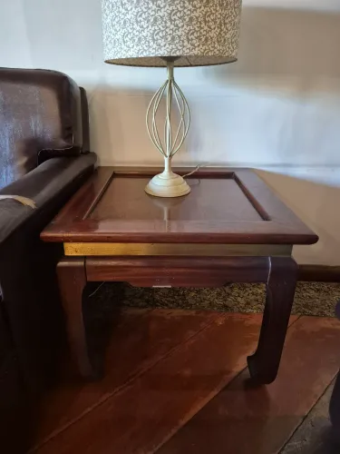 Mesa de canto em mogno maciço