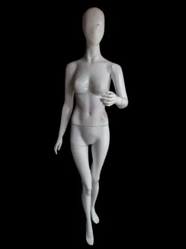 Manequim feminino usado, em boas condições. Podemos negociar valor. Somente para retirada.