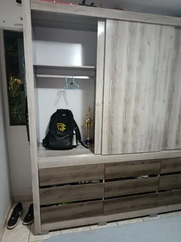 Quarda roupa de casal e uma cama de solteiro