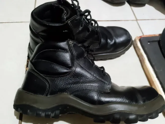 Par de botas industrial( biqueira de aço)