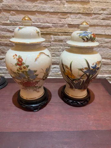 Potiche Oriental em Porcelana Craquelê com Pavão e Base em Madeira