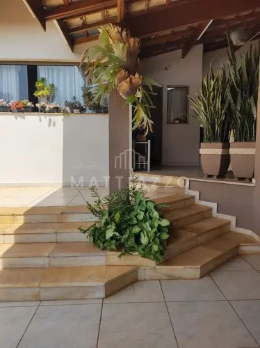 Casa à venda com 04 dormitórios, no Residencial Flora em Limeira/SP.