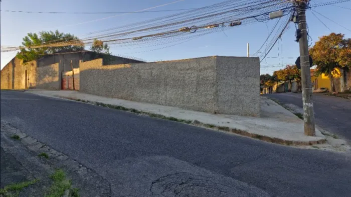 Lote de 455m² no bairro Goiânia, infra completa.