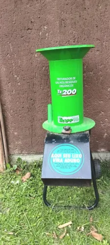 Máquina trituradora de folhas e galhos