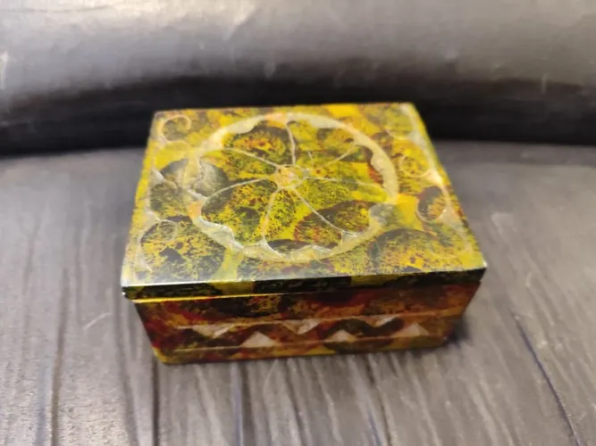 Caixa Porta Jóia em Pedra Sabão com tampa entalhada 10x8x4 cm.