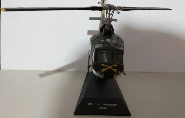  Miniatura Helicoptero militar  Bell UH-1,