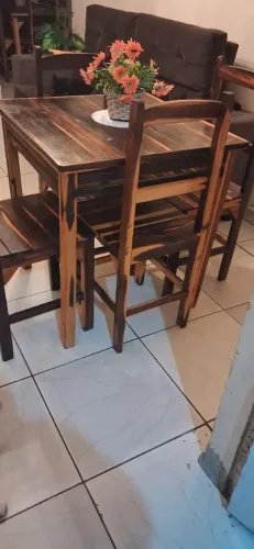 Vendo uma mesa de 4 cadeiras 