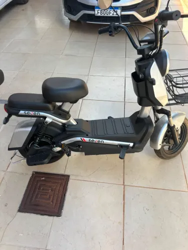 Linda moto elétrica, completinha, para facilitar o seu dia a dia!!!!