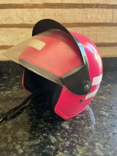 VENDE: DOIS CAPACETES. UM ADULTO. OUTRO INFANTIL.