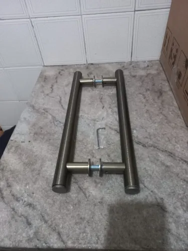 Puxador para porta em aço inox