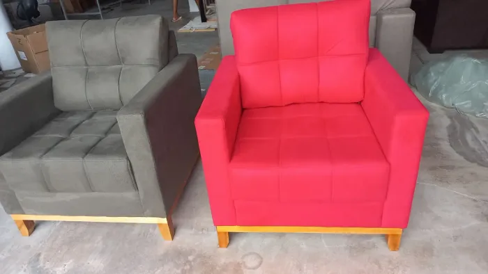 Poltronas confortáveis  em sued