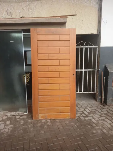 Porta madeira maciça 1m x 2,1m