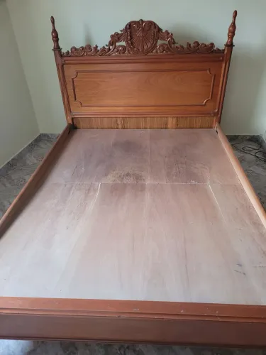 Vendo cama de casal de madeira maciça (desmontada em 3 partes). Dimensão: 2:20X1:50.