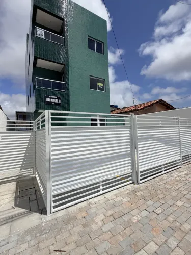 Apartamentos para vender em Mangabeira. Prédio com apartamentos um por andar.