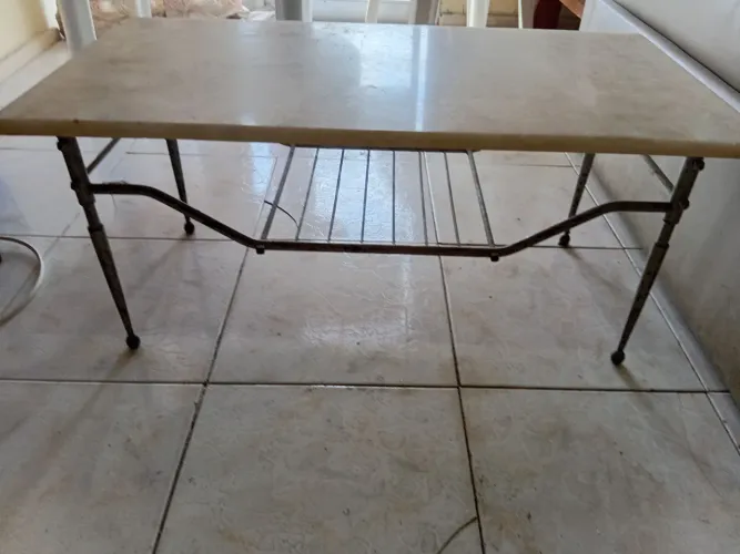 Mesinha de centro com tampo de mármore