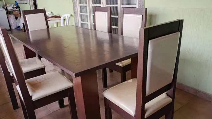 Mesa de já tar 6 lugares de madeira bem conservada e cabeceira de cama em madeira