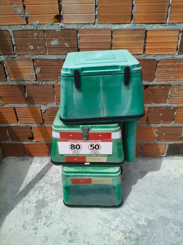 Baú 80 litros em perfeito estado com suporte