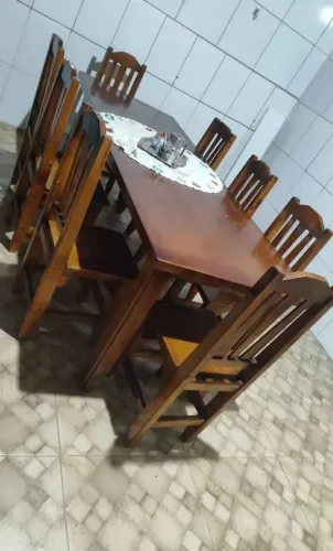 Mesa de madeira com 8 cadeiras 