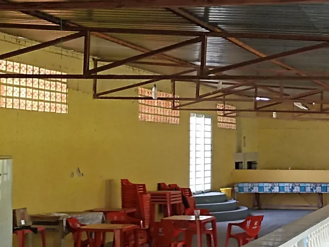 Estrutura metálica de telhado zinco, medindo 33x11 incluindo telhas, tesouras e telhas