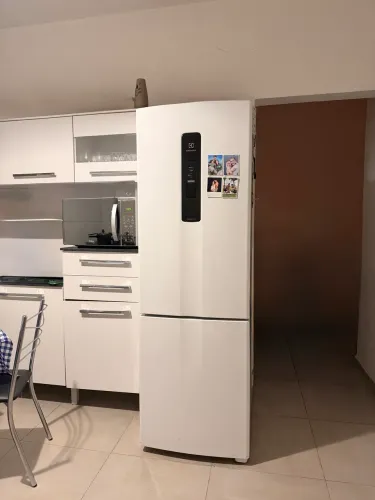 Geladeira com freezer invertido