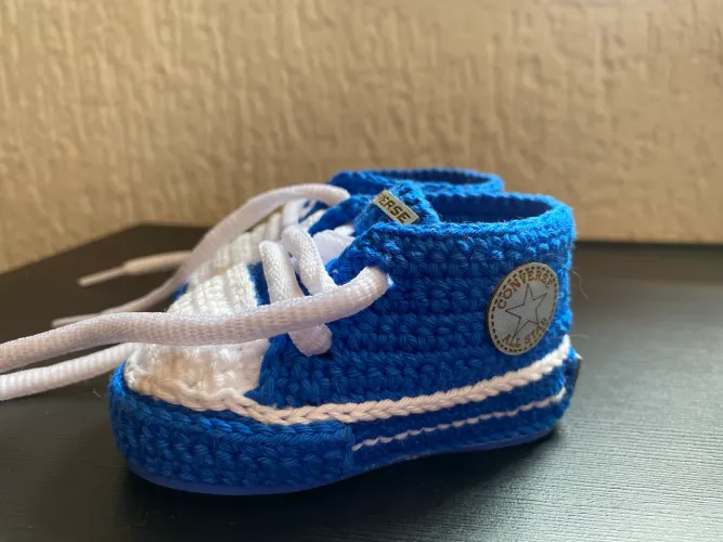 Sapatinho de croche converse feito a mão
