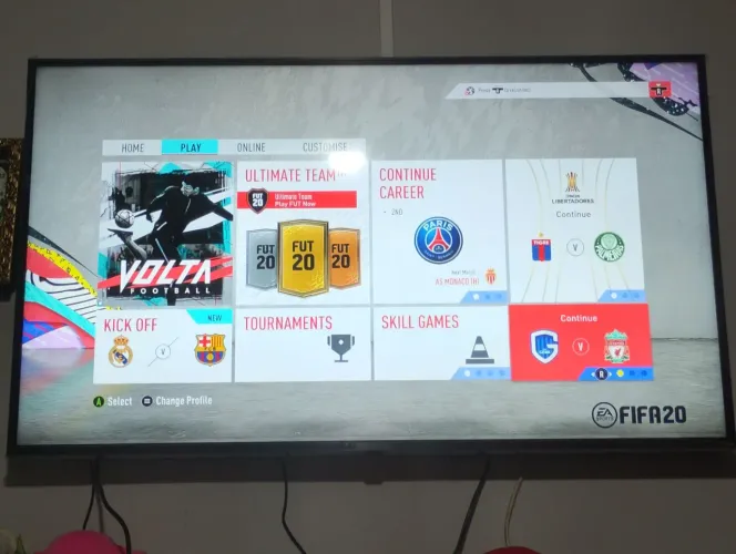 X box one um controle cabo um jogo fifa 20 em ótimo estado funcionando perfeitamente 