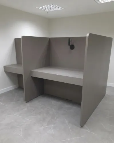 Mesa de Escritório MDF com Divisórias 100% NOVA - Cabine com 4 estações de Alta Qualidade