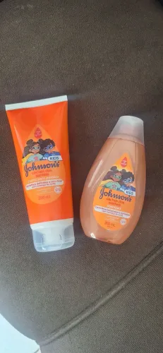 Kit shampoo e creme de pentear.