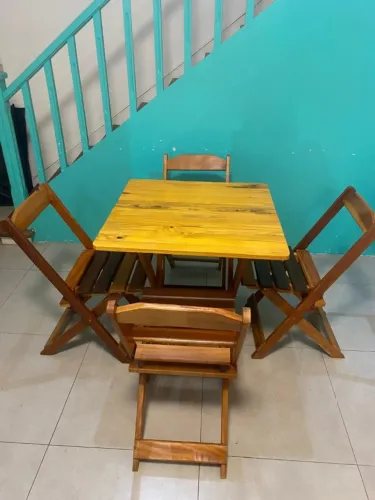 Mesa com 4 cadeiras dobráveis em madeira 70 x 70 cm