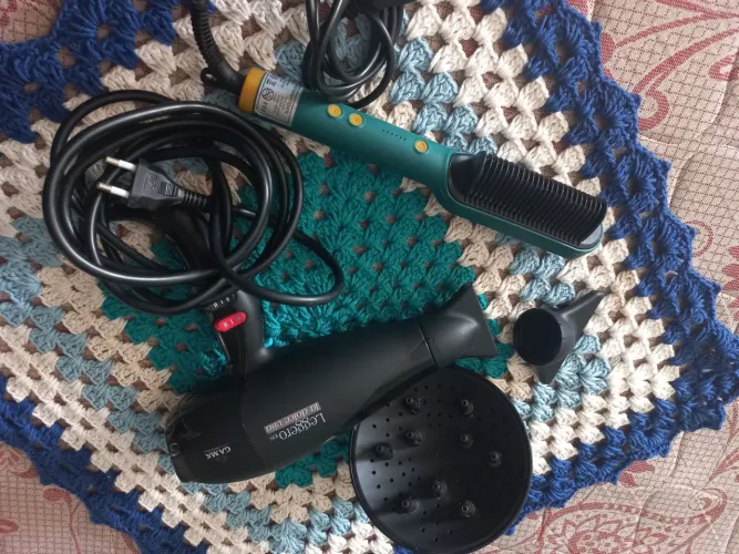 Estou vendendo este secador e uma chapinha um secador usei apenas uma vez 