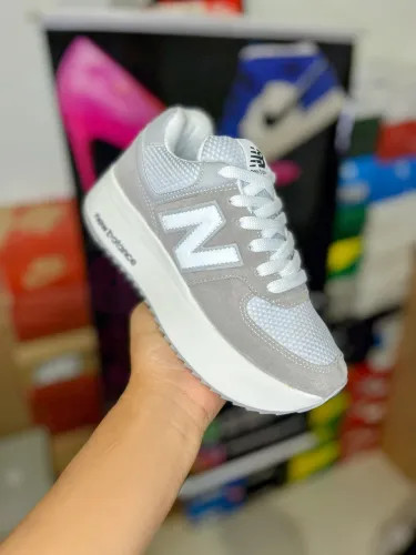 Tênis New balance salto cinza bem estiloso