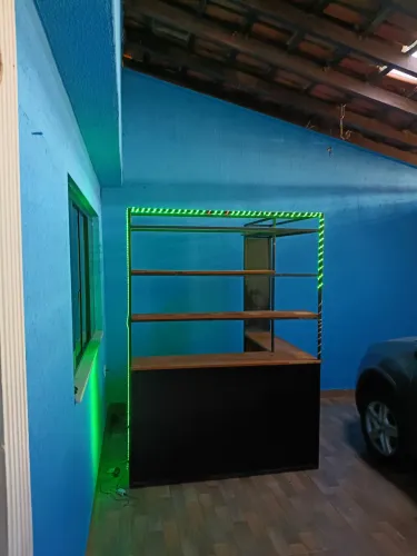 BALCÃO COM PRATELEIRAS, CAIXA E LED