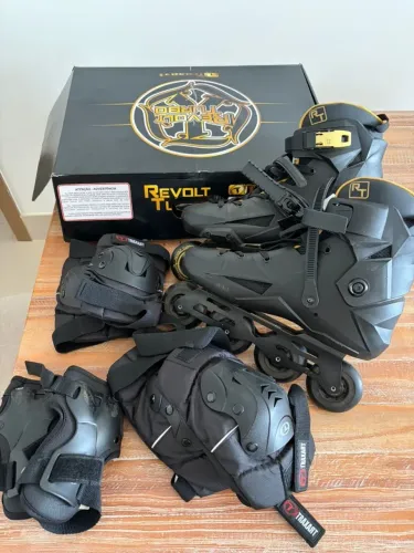 Patins Traxart Revolt Turbo + kit de proteção (tam. 43/44)