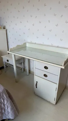 Conjunto de Escrivaninha + Mesa de Cabeceira Retro/Provençal (Com tampo de vidro)