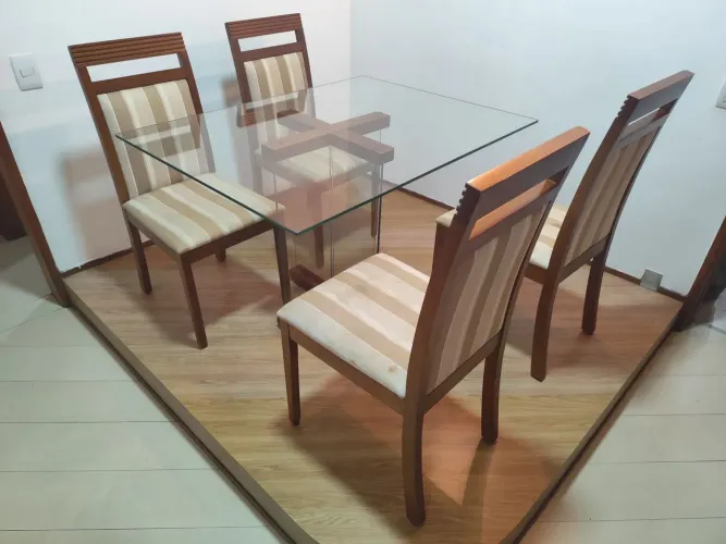 Vendo mesa de vidro com 4 cadeiras