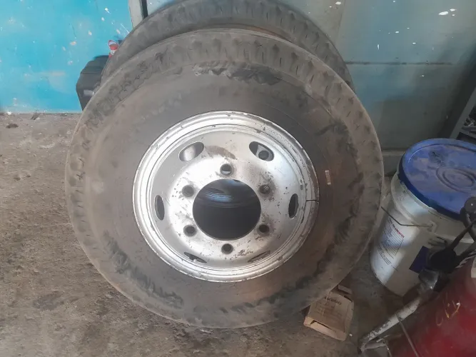 2 Roda de caminhao aro 16 com pneu 