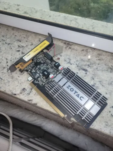 Placa de Vídeo GeForce ZOTAC 8400GS - Com HDMI - DVI - VGA