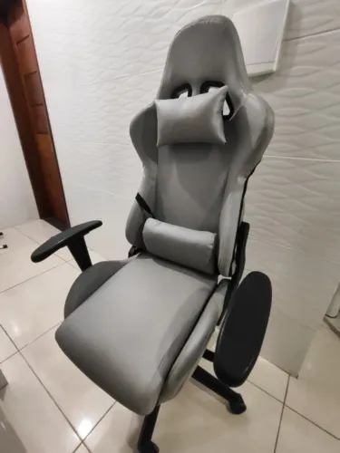 Cadeira Gamer Cinza com Almofadas - Tudo Funcionando