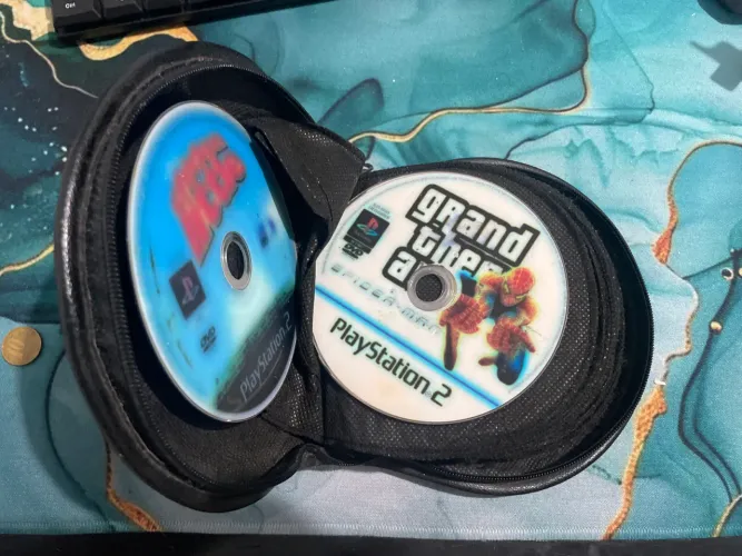 Mas de 20 Jogos de ps2 + capinha para guardar os jogos!!!!
