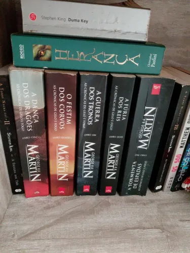 Vendo todos esses livros pra 200,00