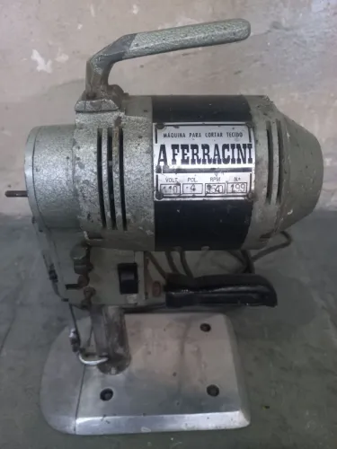 Máquina de cortar tecido FERRACINI 110v 4 polegadas  antiga 
