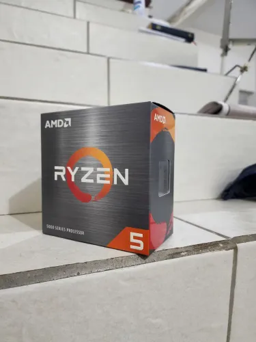 Ryzen 3 3200g + cooler box AMD