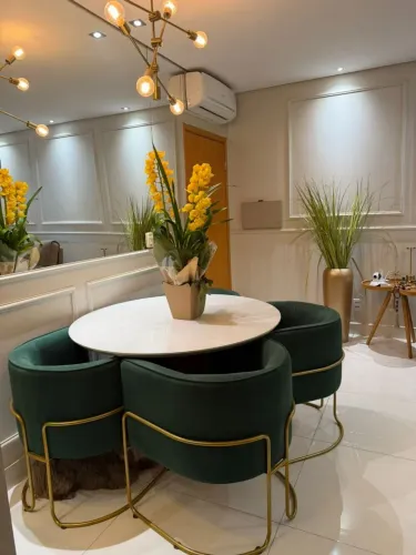4 Poltronas + Mesa redonda 120cm em Laca com vidro e base em madeira