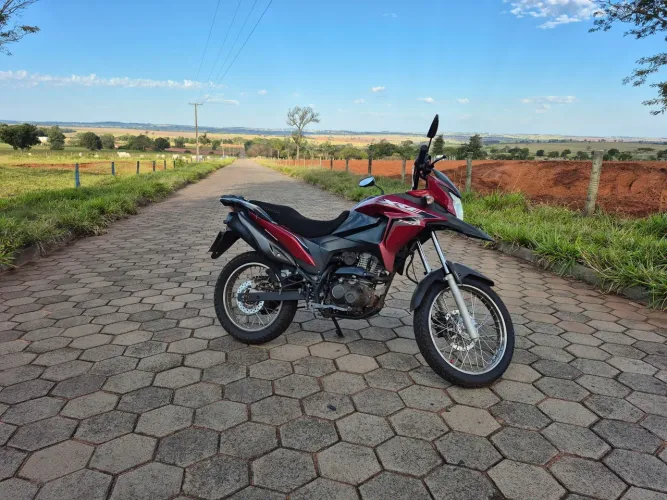 Moto revisada, pneus novos, luz de led