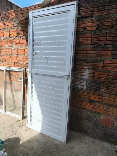 Vendo porta de alumínio 0,85x2,10mt