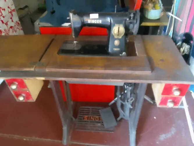 Máquina de costura Singer com gabinete e motor fabricada em 1950