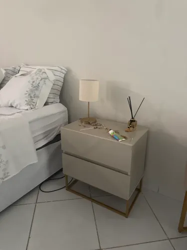Mesinha cabeceira /criado mudo 