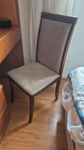 Vendo cadeira de penteadeira de madeira bege