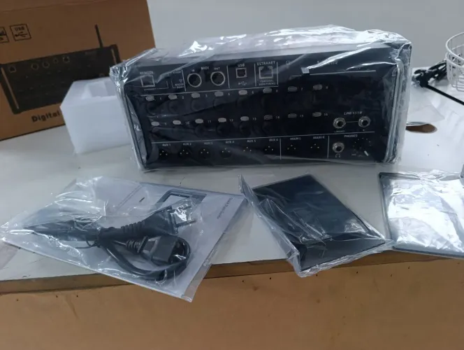 Mesa De Som Digital Behringer XR18 X Air 18 Canais Wi-Fi USB