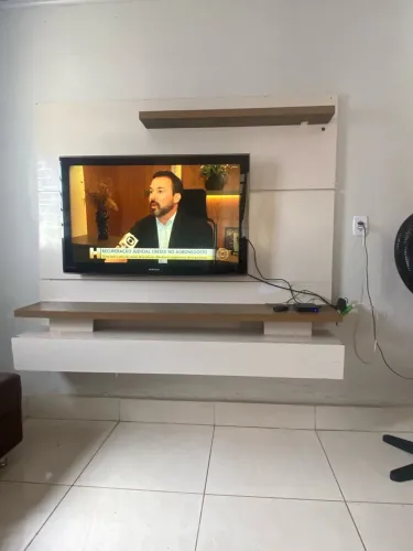 Painel para TV com rack suspenso 